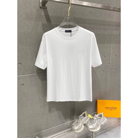 Louis Vuitton embossed jacquard knit crew neck short-sleeve T-shirt, classic design with heavy-duty three-dimensional inlay work that exudes a fashionable and sophisticated feel.